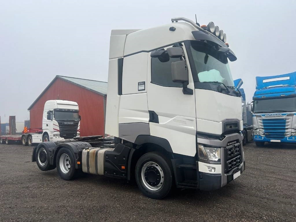 Renault T530 6x2 serie 0153 Nybes - Nyergesvontató: 2 kép. Renault T530 6x2 serie 0153 Nybes - Nyergesvontató: 2 kép.