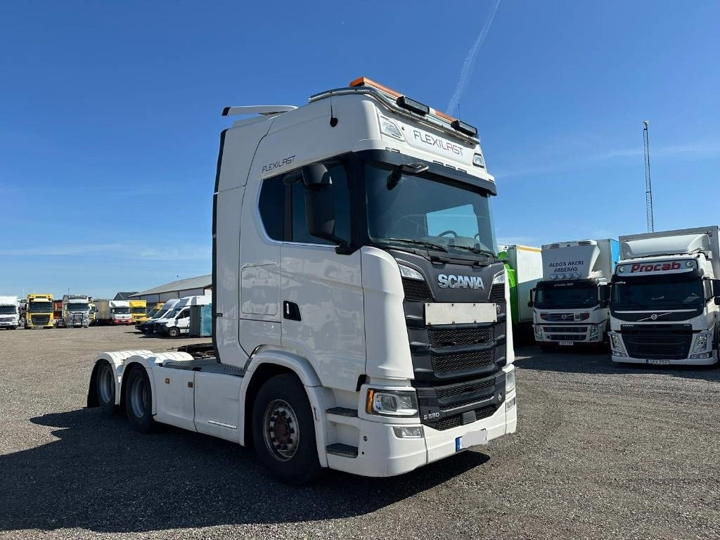 Scania S580A6X2NB NGS Highline 8881 - Nyergesvontató: 2 kép. Scania S580A6X2NB NGS Highline 8881 - Nyergesvontató: 2 kép.