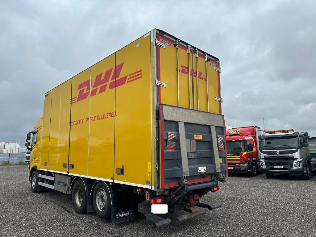 Volvo FH 6*2 500 serie 0696 - Dobozos felépítményű teherautó: 2 kép. Volvo FH 6*2 500 serie 0696 - Dobozos felépítményű teherautó: 2 kép.