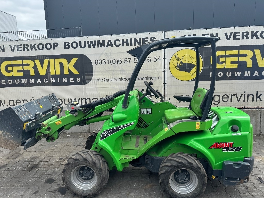 Avant 528 - Gumikerekes homlokrakodó: 1 kép. Avant 528 - Gumikerekes homlokrakodó: 1 kép.