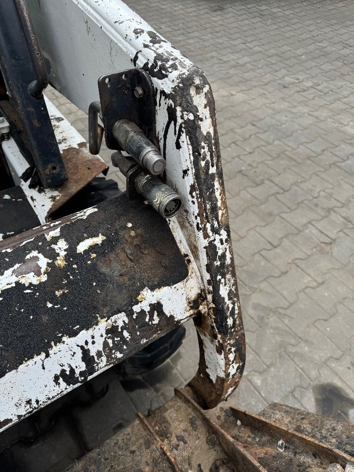 Bobcat 553 - Mini homlokrakodó: 4 kép. Bobcat 553 - Mini homlokrakodó: 4 kép.