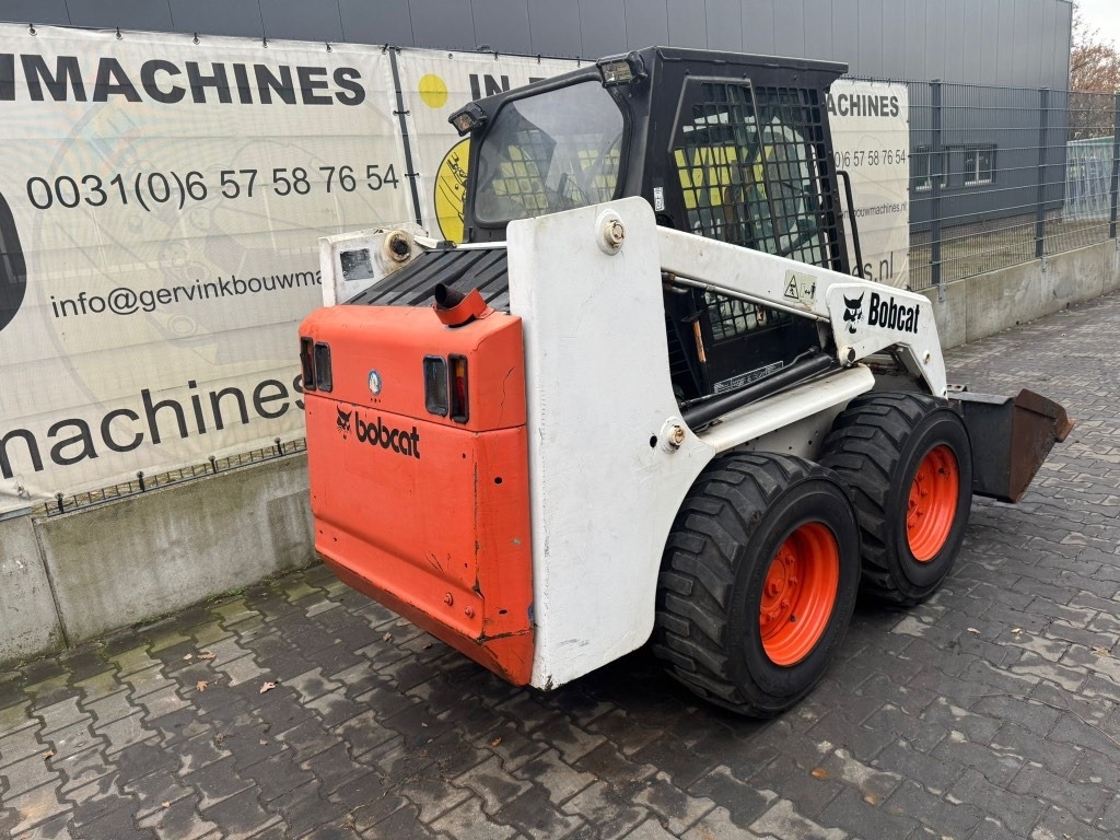 Bobcat 753 - Mini homlokrakodó: 2 kép. Bobcat 753 - Mini homlokrakodó: 2 kép.