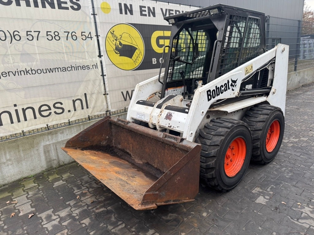 Bobcat 753 - Mini homlokrakodó: 4 kép. Bobcat 753 - Mini homlokrakodó: 4 kép.