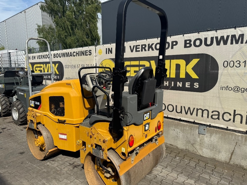 CAT CB 24 B - Úthenger: 2 kép. CAT CB 24 B - Úthenger: 2 kép.