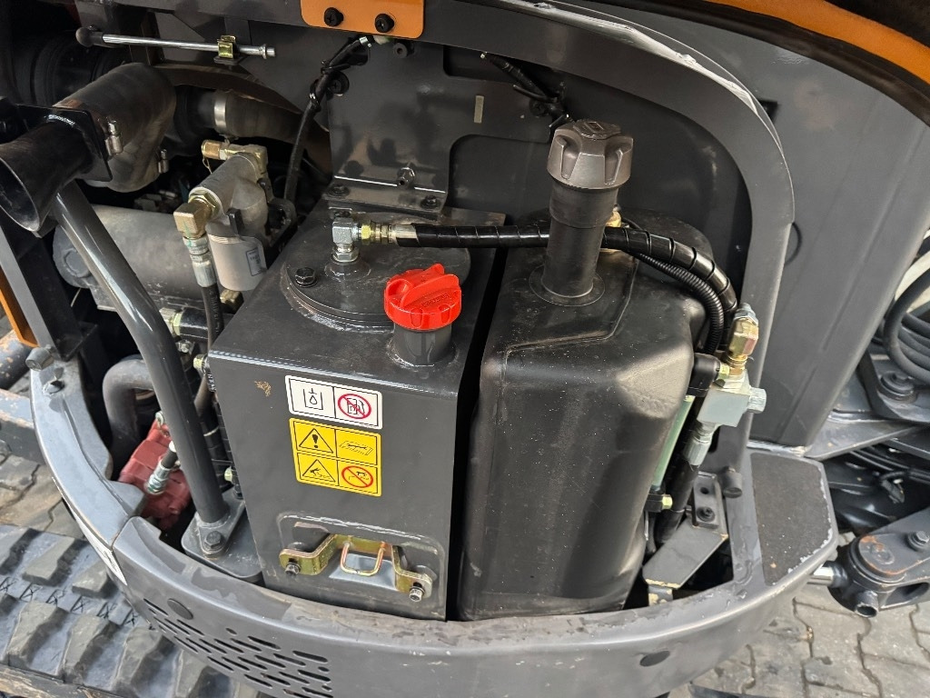 Case CX 26 C - Minikotró: 2 kép. Case CX 26 C - Minikotró: 2 kép.