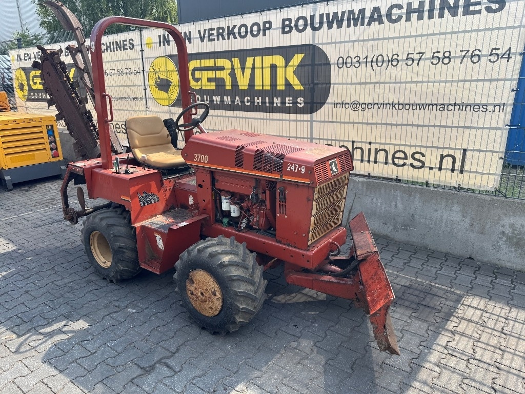 Ditch Witch 3700 DD - Árokásó: 1 kép. Ditch Witch 3700 DD - Árokásó: 1 kép.