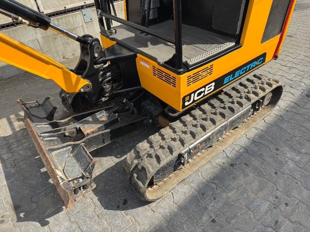 JCB 19 C-1E - Minikotró: 2 kép. JCB 19 C-1E - Minikotró: 2 kép.