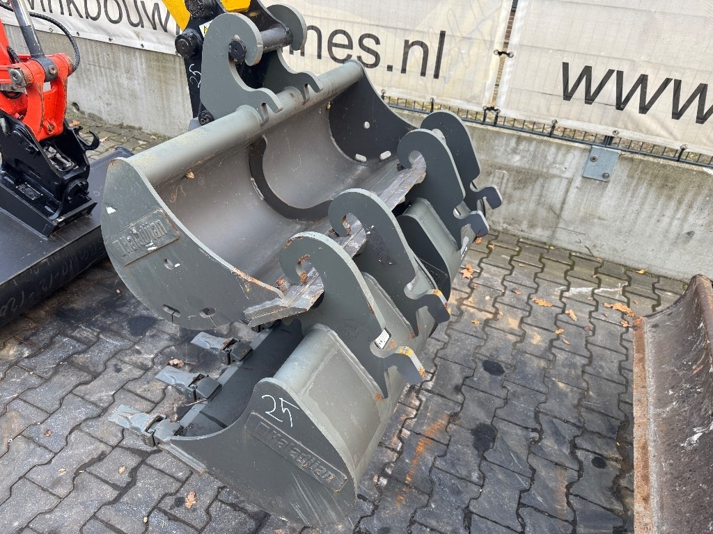 Komatsu PC 26 MR-3 - Minikotró: 2 kép. Komatsu PC 26 MR-3 - Minikotró: 2 kép.