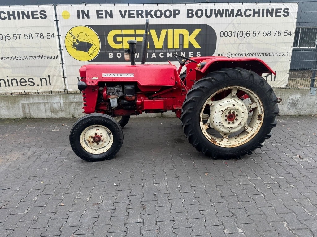 McCormick Oltimer - Traktor: 2 kép. McCormick Oltimer - Traktor: 2 kép.
