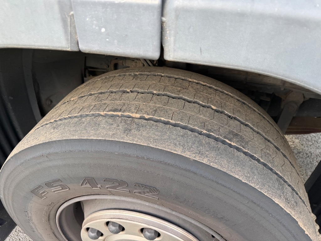 Scania P 340 - Dobozos felépítményű teherautó: 4 kép. Scania P 340 - Dobozos felépítményű teherautó: 4 kép.