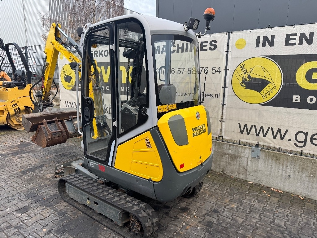 Wacker Neuson ET 18 - Minikotró: 2 kép. Wacker Neuson ET 18 - Minikotró: 2 kép.