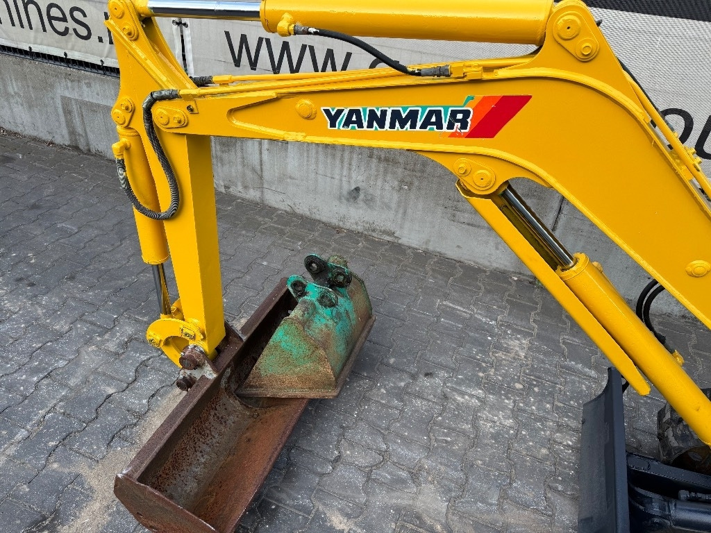 Yanmar B12 - Minikotró: 4 kép. Yanmar B12 - Minikotró: 4 kép.