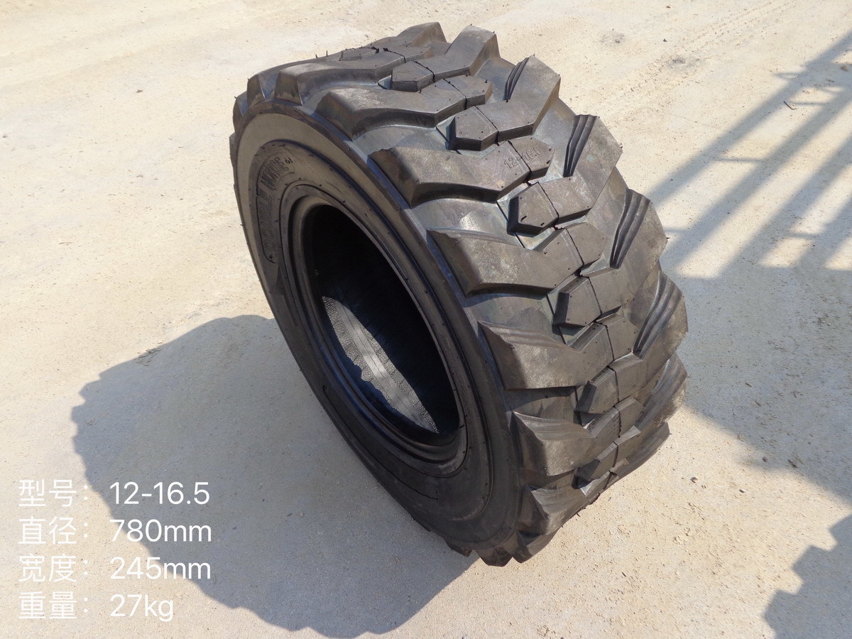 QINGDAO PROMISING China Wheel Loader Tire 12-16.5-12PR - Gumiabroncs - Gumikerekes homlokrakodó: 1 kép. QINGDAO PROMISING China Wheel Loader Tire 12-16.5-12PR - Gumiabroncs - Gumikerekes homlokrakodó: 1 kép.