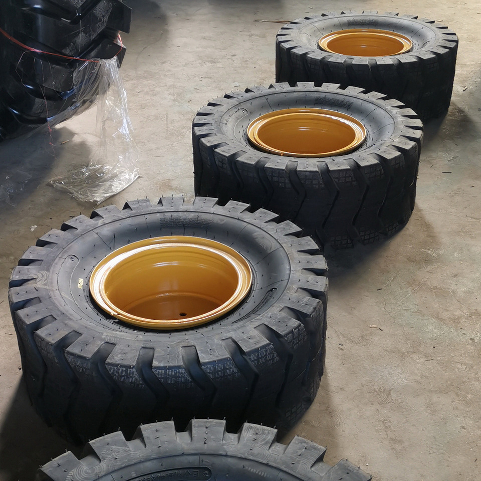 Qingdao Promising 20.5/70-16 Pneumatic Tyre Assembly for China Loader - Gumiabroncs - Gumikerekes homlokrakodó: 3 kép. Qingdao Promising 20.5/70-16 Pneumatic Tyre Assembly for China Loader - Gumiabroncs - Gumikerekes homlokrakodó: 3 kép.