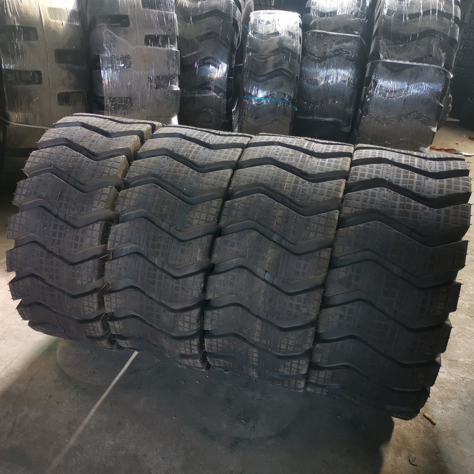 Qingdao Promising 20.5/70-16 Pneumatic Tyre Assembly for China Loader - Gumiabroncs - Gumikerekes homlokrakodó: 1 kép. Qingdao Promising 20.5/70-16 Pneumatic Tyre Assembly for China Loader - Gumiabroncs - Gumikerekes homlokrakodó: 1 kép.