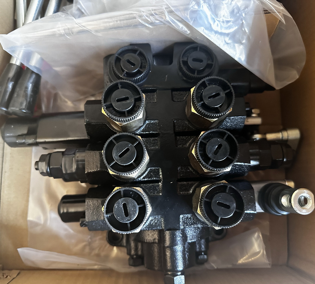 Qingdao Promising Hydraulic Directional Control Valve DL0Q0-d10L - Hidraulikus szelep - Gumikerekes homlokrakodó: 1 kép. Qingdao Promising Hydraulic Directional Control Valve DL0Q0-d10L - Hidraulikus szelep - Gumikerekes homlokrakodó: 1 kép.