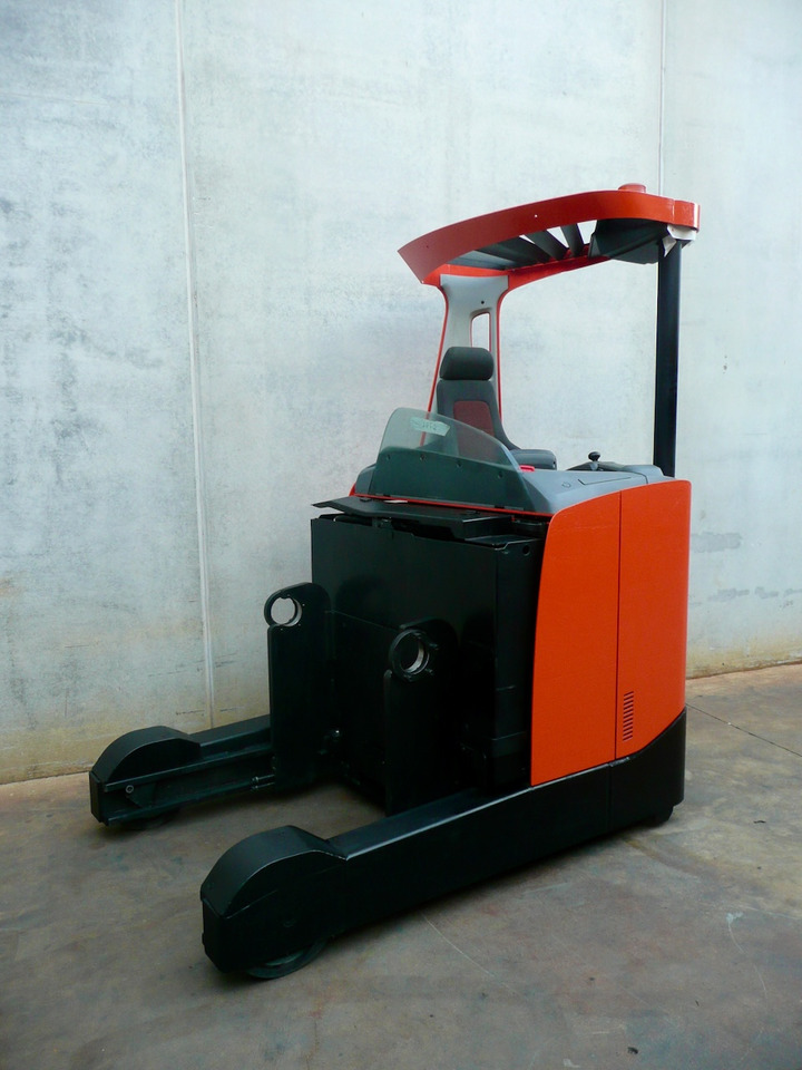 BT RRE 250 E - Tolóoszlopos targoncá: 3 kép. BT RRE 250 E - Tolóoszlopos targoncá: 3 kép.