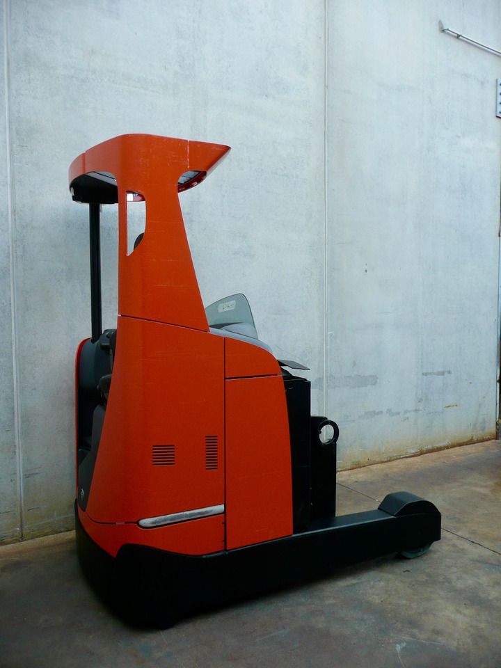 BT RRE 250 E - Tolóoszlopos targoncá: 2 kép. BT RRE 250 E - Tolóoszlopos targoncá: 2 kép.
