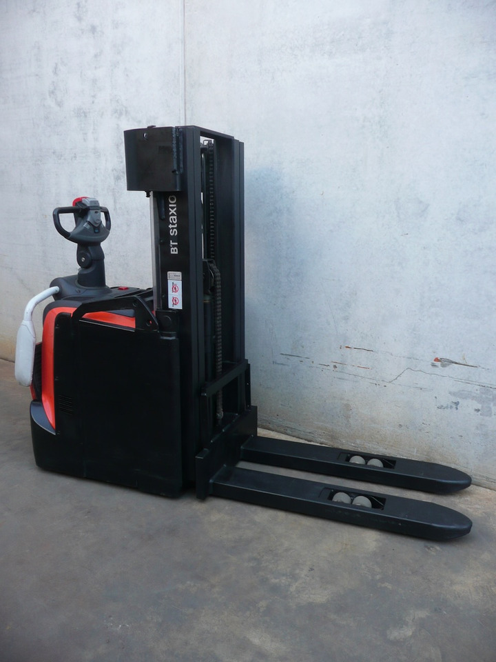 BT SPE 160 - Emelőtargoncá: 4 kép. BT SPE 160 - Emelőtargoncá: 4 kép.