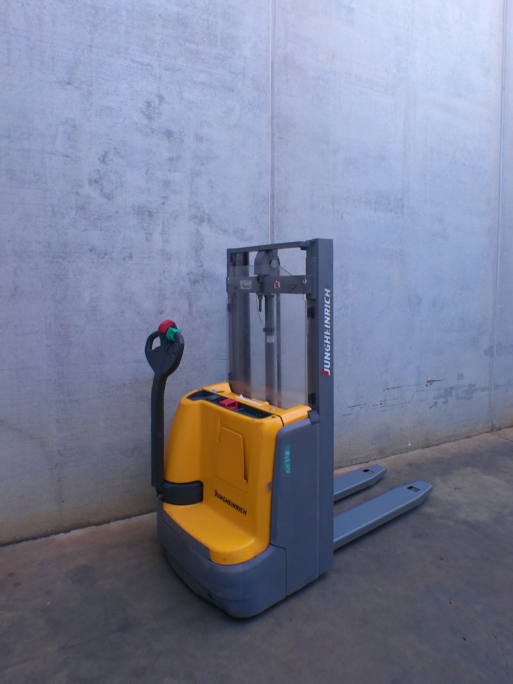 Jungheinrich EJC 110 250 ZT Li-Ion - Emelőtargoncá: 3 kép. Jungheinrich EJC 110 250 ZT Li-Ion - Emelőtargoncá: 3 kép.