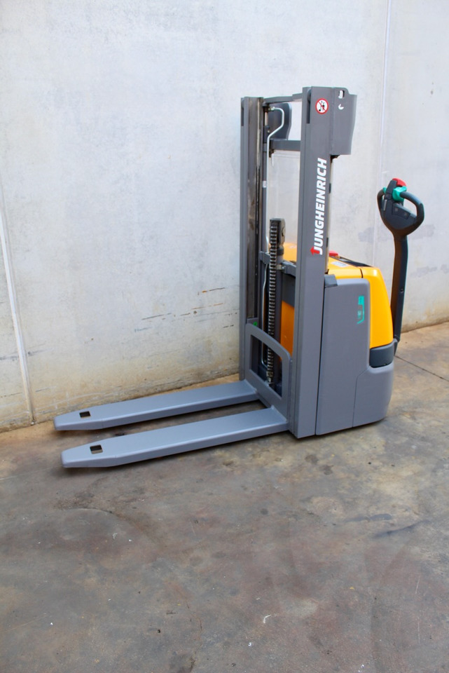 Jungheinrich EJC 110 250 ZZ LI-ion - Emelőtargoncá: 2 kép. Jungheinrich EJC 110 250 ZZ LI-ion - Emelőtargoncá: 2 kép.