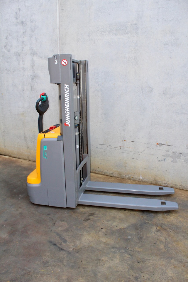 Jungheinrich EJC 110 250 ZZ LI-ion - Emelőtargoncá: 4 kép. Jungheinrich EJC 110 250 ZZ LI-ion - Emelőtargoncá: 4 kép.