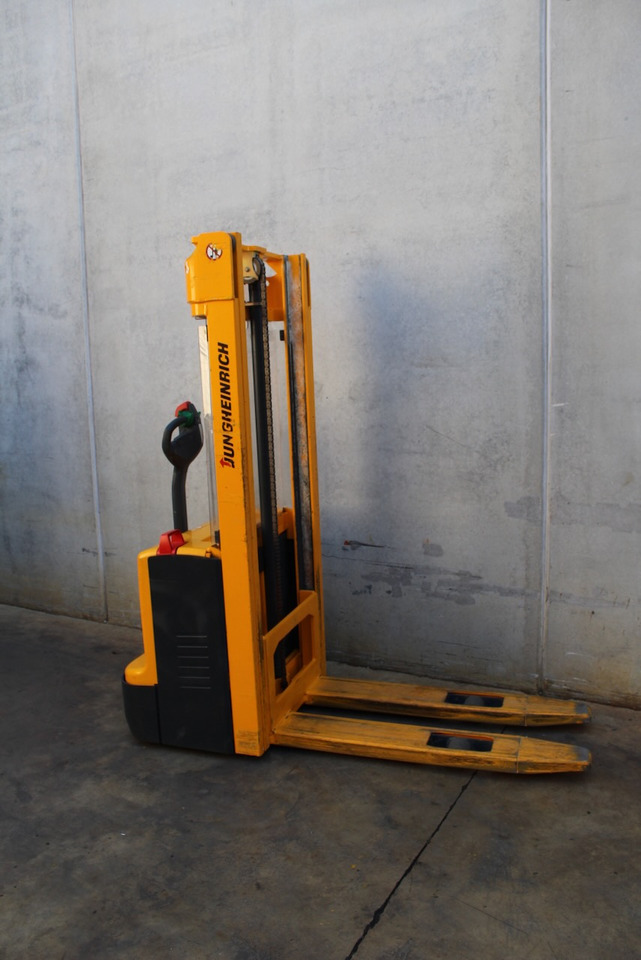 Jungheinrich EJC 110 290 ZT - Emelőtargoncá: 4 kép. Jungheinrich EJC 110 290 ZT - Emelőtargoncá: 4 kép.