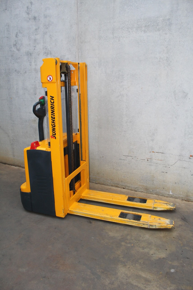 Jungheinrich EJC 112 250 ZT - Emelőtargoncá: 4 kép. Jungheinrich EJC 112 250 ZT - Emelőtargoncá: 4 kép.
