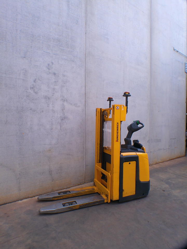 Jungheinrich ERC 216 240 ZT - Emelőtargoncá: 2 kép. Jungheinrich ERC 216 240 ZT - Emelőtargoncá: 2 kép.