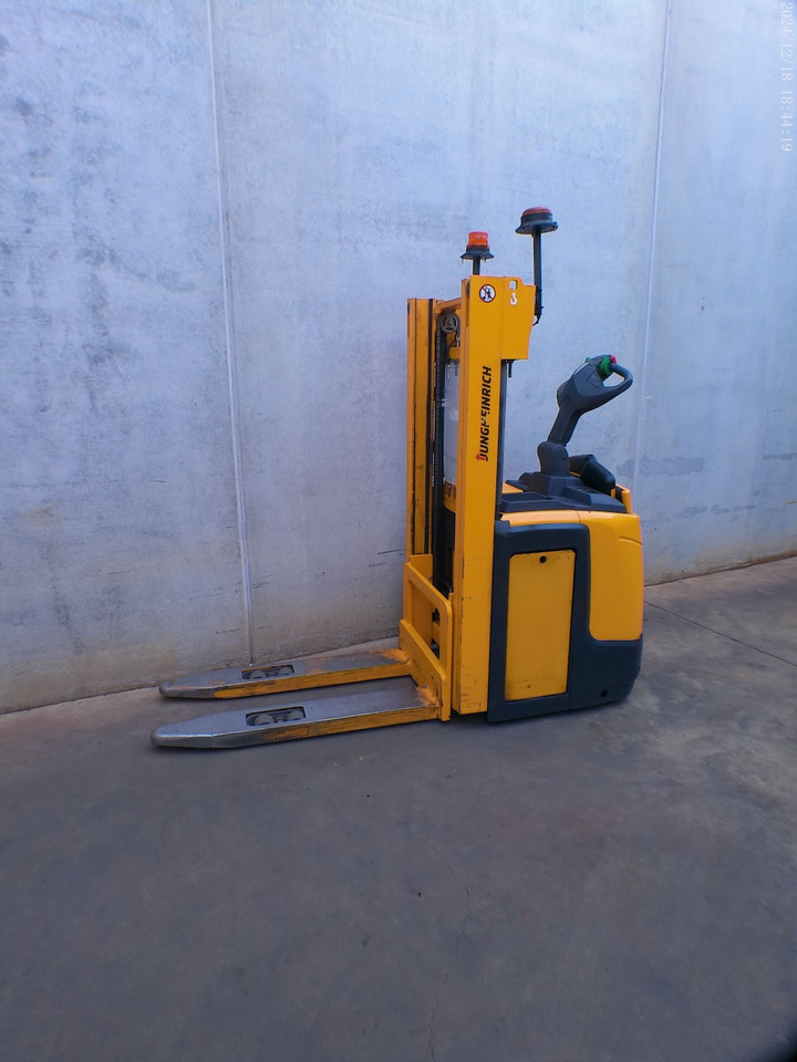 Jungheinrich ERC 216 240 ZT - Emelőtargoncá: 2 kép. Jungheinrich ERC 216 240 ZT - Emelőtargoncá: 2 kép.