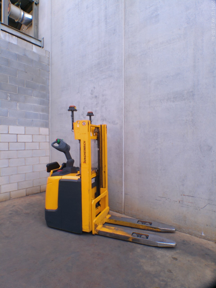 Jungheinrich ERC 216 240 ZT - Emelőtargoncá: 4 kép. Jungheinrich ERC 216 240 ZT - Emelőtargoncá: 4 kép.