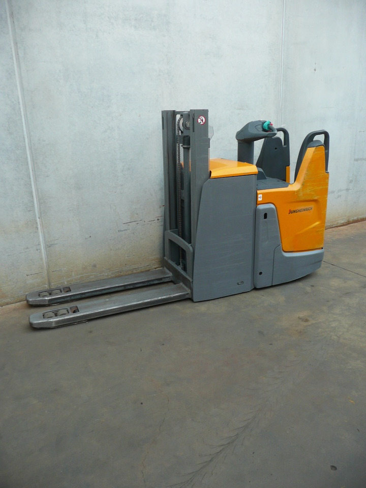 Jungheinrich ERD 220 201 ZT - Emelőtargoncá: 2 kép. Jungheinrich ERD 220 201 ZT - Emelőtargoncá: 2 kép.