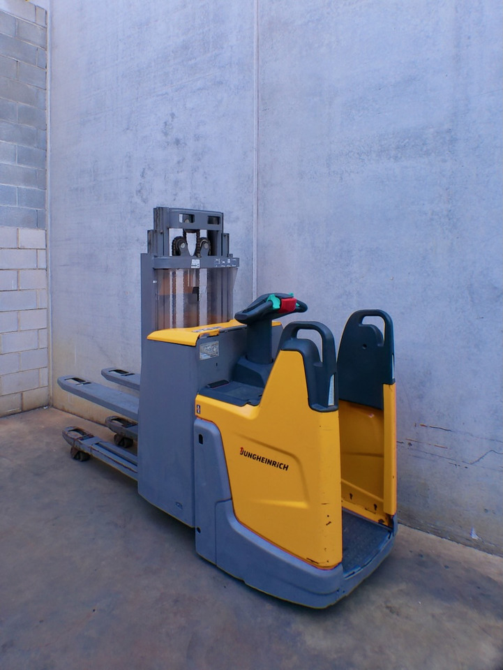 Jungheinrich ERD 220 290 DT - Emelőtargoncá: 1 kép. Jungheinrich ERD 220 290 DT - Emelőtargoncá: 1 kép.