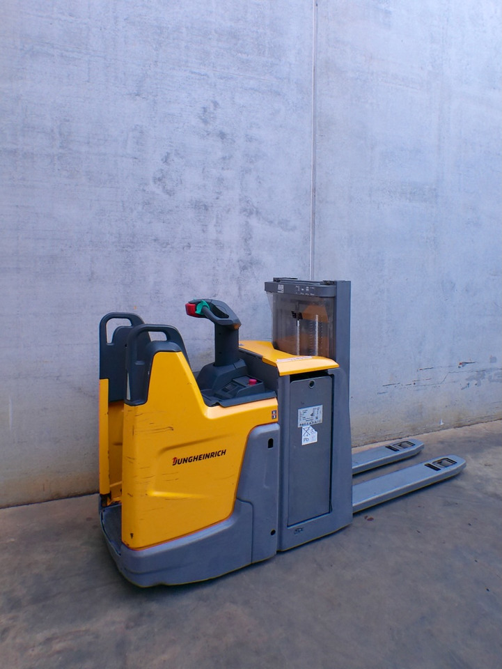 Jungheinrich ERD 220 290 DT - Emelőtargoncá: 3 kép. Jungheinrich ERD 220 290 DT - Emelőtargoncá: 3 kép.