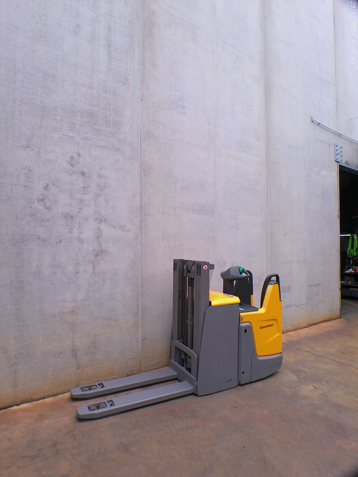 Jungheinrich ERD 220 290 DT - Emelőtargoncá: 2 kép. Jungheinrich ERD 220 290 DT - Emelőtargoncá: 2 kép.