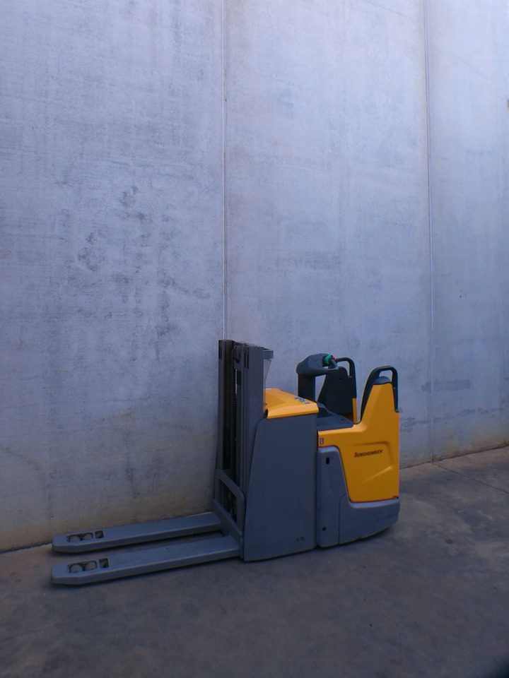 Jungheinrich ERD 220 290 DT - Emelőtargoncá: 2 kép. Jungheinrich ERD 220 290 DT - Emelőtargoncá: 2 kép.