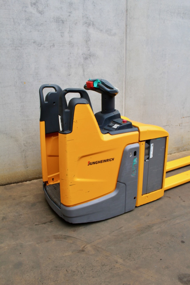 Jungheinrich ERE 125 LI-ION - Kézi raklapemelő: 4 kép. Jungheinrich ERE 125 LI-ION - Kézi raklapemelő: 4 kép.