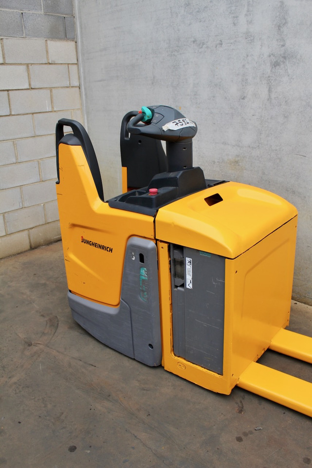 Jungheinrich ERE 125 LI-ION - Kézi raklapemelő: 3 kép. Jungheinrich ERE 125 LI-ION - Kézi raklapemelő: 3 kép.