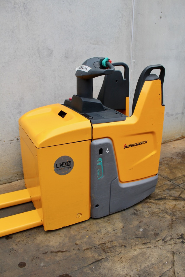 Jungheinrich ERE 125 LI-ION - Kézi raklapemelő: 2 kép. Jungheinrich ERE 125 LI-ION - Kézi raklapemelő: 2 kép.