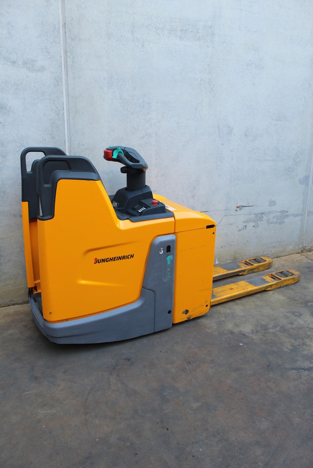 Jungheinrich ERE 225 LI-ION - Kézi raklapemelő: 3 kép. Jungheinrich ERE 225 LI-ION - Kézi raklapemelő: 3 kép.