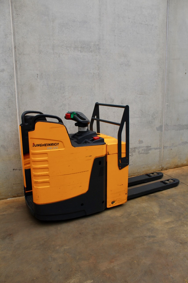 Jungheinrich ERE 225 - Kézi raklapemelő: 3 kép. Jungheinrich ERE 225 - Kézi raklapemelő: 3 kép.