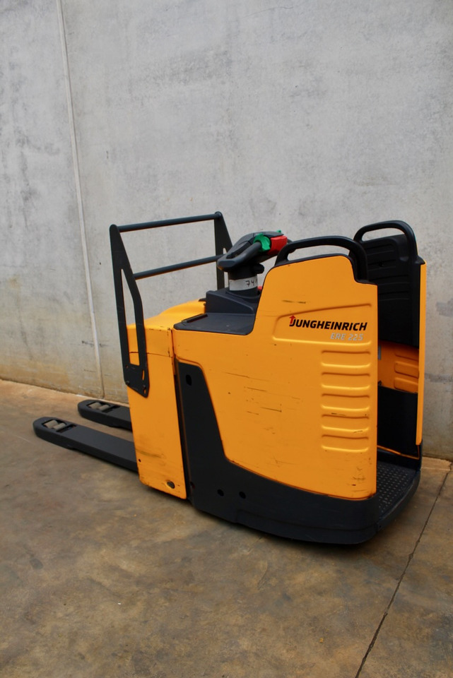 Jungheinrich ERE 225 - Kézi raklapemelő: 1 kép. Jungheinrich ERE 225 - Kézi raklapemelő: 1 kép.