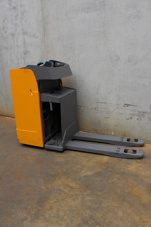 Jungheinrich ESE 120 - Kézi raklapemelő: 4 kép. Jungheinrich ESE 120 - Kézi raklapemelő: 4 kép.