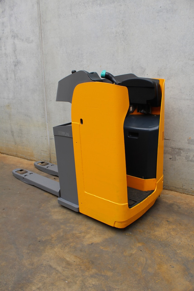 Jungheinrich ESE 120 - Kézi raklapemelő: 1 kép. Jungheinrich ESE 120 - Kézi raklapemelő: 1 kép.