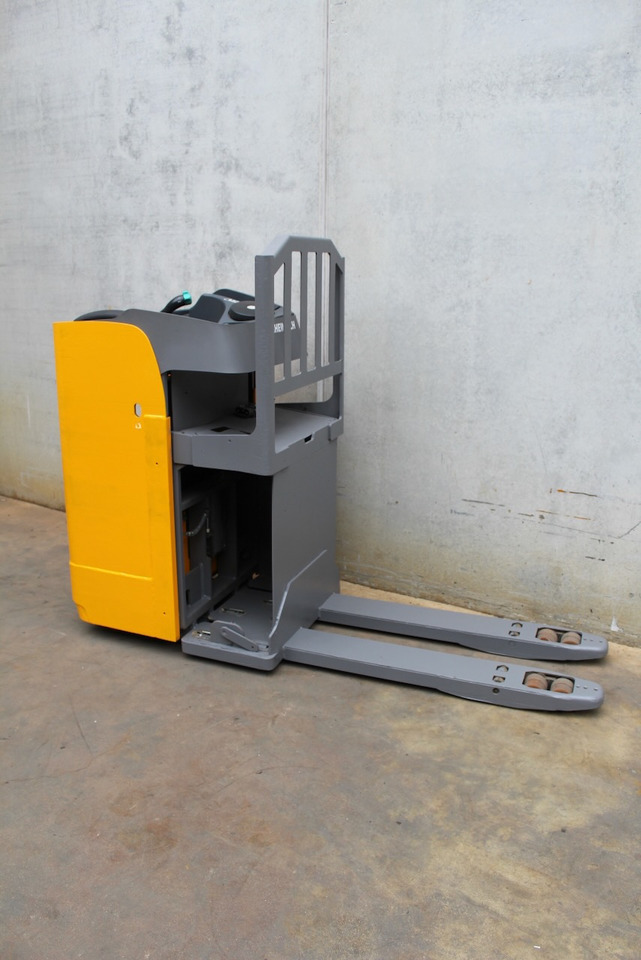 Jungheinrich ESE 120 - Kézi raklapemelő: 4 kép. Jungheinrich ESE 120 - Kézi raklapemelő: 4 kép.