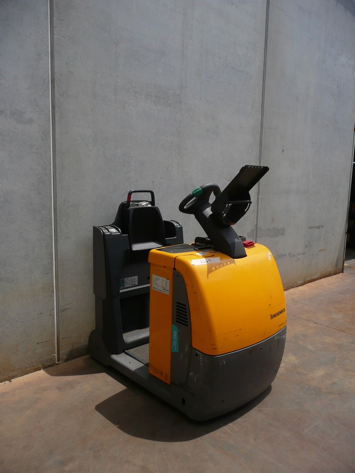 Jungheinrich EZS 350 - Elektromos vontató: 2 kép. Jungheinrich EZS 350 - Elektromos vontató: 2 kép.