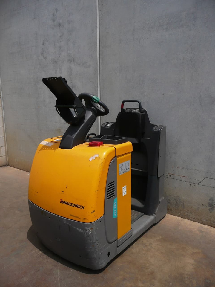Jungheinrich EZS 350 - Elektromos vontató: 1 kép. Jungheinrich EZS 350 - Elektromos vontató: 1 kép.