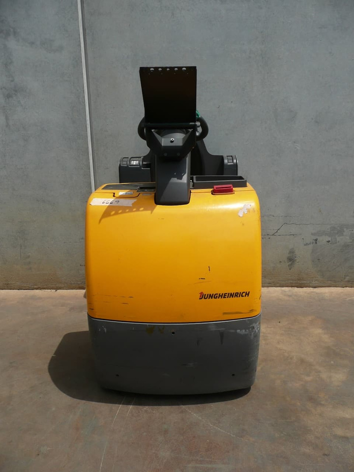 Jungheinrich EZS 350 - Elektromos vontató: 3 kép. Jungheinrich EZS 350 - Elektromos vontató: 3 kép.