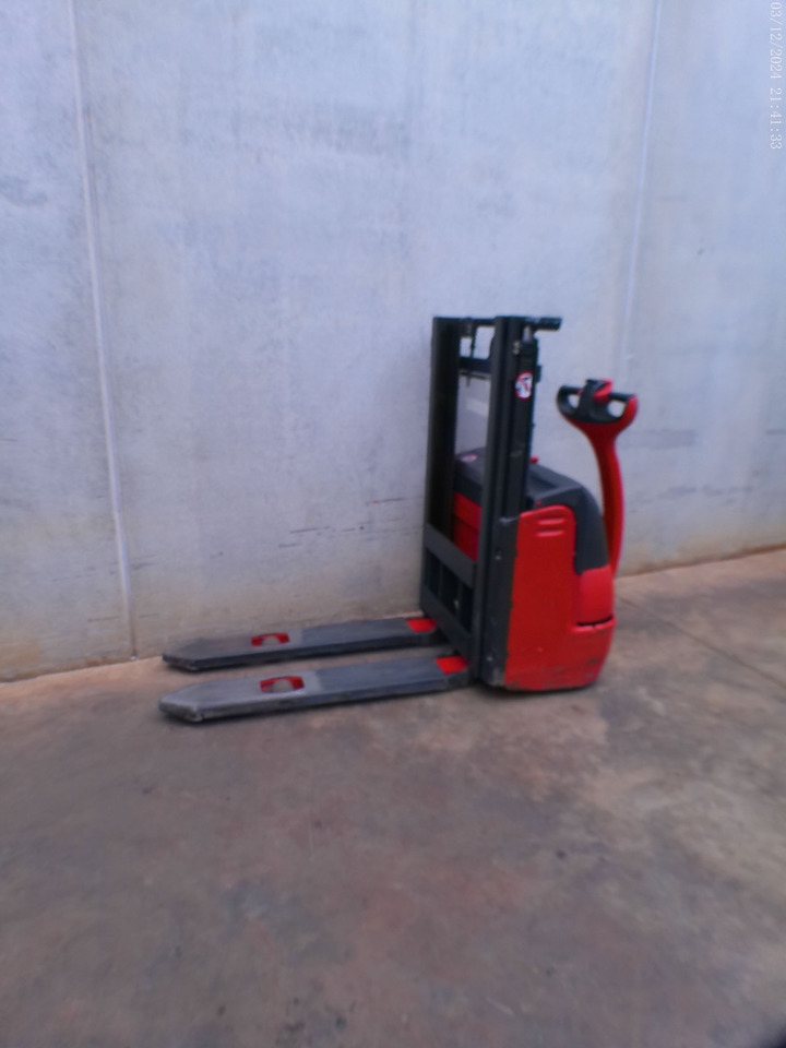 Linde L 10 - Emelőtargoncá: 2 kép. Linde L 10 - Emelőtargoncá: 2 kép.
