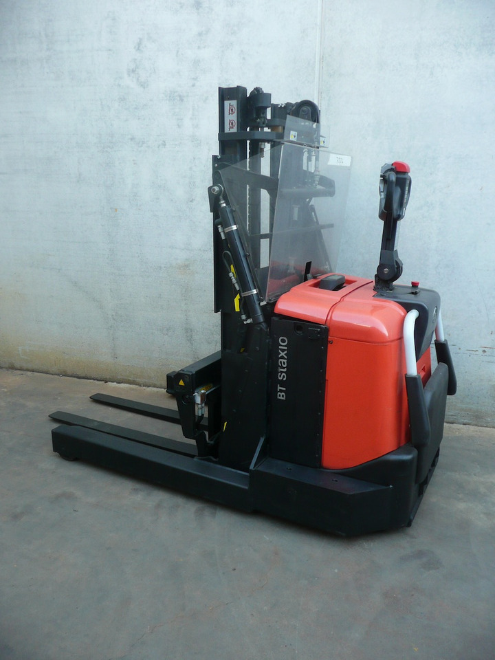 Toyota SPE 120 XR - Emelőtargoncá: 3 kép. Toyota SPE 120 XR - Emelőtargoncá: 3 kép.